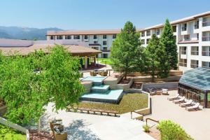 科罗拉多斯普林斯希尔顿逸林科罗拉多温泉酒店的享有建筑庭院的空中景致