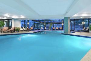科罗拉多斯普林斯希尔顿逸林科罗拉多温泉酒店的酒店的大型游泳池配有桌椅
