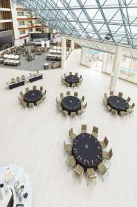 奥兰多奥兰多机场希尔顿逸林酒店的一套桌子和椅子,在一座建筑里