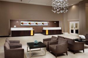 奥兰多Embassy Suites by Hilton Orlando Lake Buena Vista Resort的大堂设有桌椅和吊灯。