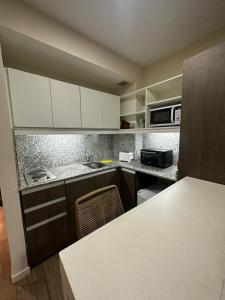 布宜诺斯艾利斯2 ambientes moderno y muy bien ubicado的厨房配有白色橱柜和台面