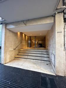 布宜诺斯艾利斯2 ambientes moderno y muy bien ubicado的一座带楼梯的建筑,通往一座建筑