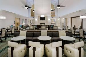 凤凰城凤凰城地铁中心霍姆伍德套房酒店的大堂配有沙发和桌椅