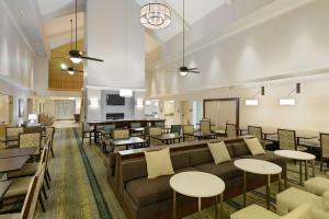 凤凰城凤凰城地铁中心霍姆伍德套房酒店的一个带沙发和桌子的大堂和一间酒吧