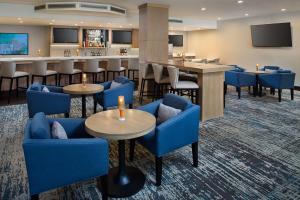 亚特兰大希尔顿亚特兰大套房酒店的大堂设有蓝色桌椅,酒吧