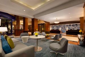 芝加哥Hilton Chicago Magnificent Mile Suites的大堂配有沙发、椅子和桌子