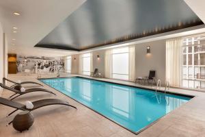 芝加哥Hilton Chicago Magnificent Mile Suites的大楼内的大型游泳池