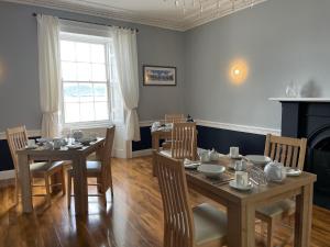 因弗雷里The Old Rectory的一间带2张桌子和椅子的用餐室以及窗户。