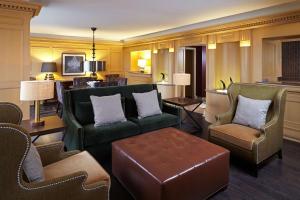 休斯顿休斯顿威斯契斯希尔顿酒店的客厅配有沙发和椅子