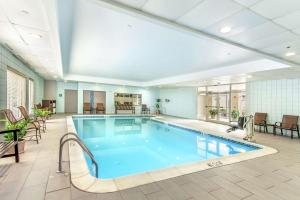 伯利恒伯利恒汉普顿酒店及套房的在酒店房间的一个大型游泳池