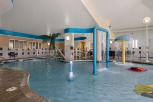 米德尔顿西麦迪逊/米德尔顿希尔顿花园酒店的一座带水滑梯的室内游泳池