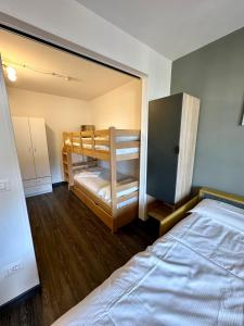 布勒伊-切尔维尼亚Stay in Cervinia Deluxe Apartment的一间卧室配有一张双层床和一张床架