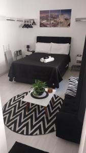 里约热内卢Studio Leblon的一间卧室配有黑色的床和地毯