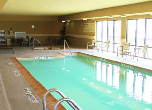 斯威特沃特斯威特沃特汉普顿旅馆的大楼内带桌椅的大型游泳池