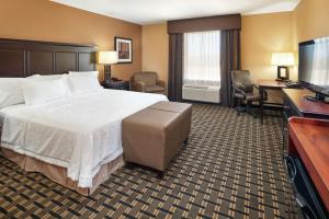 斯威特沃特斯威特沃特汉普顿旅馆的配有一张床和一台平面电视的酒店客房