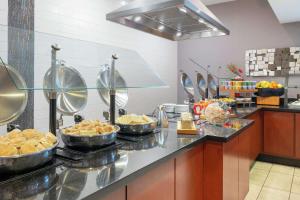 亚特兰大亚特兰大机场希尔顿逸林酒店的厨房的柜台上有很多碗食物