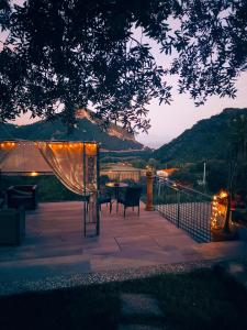 维耶特里La Roccia Incantata Amalfi Coast的庭院设有帐篷和桌椅