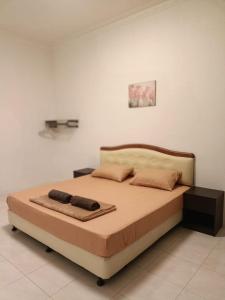 米里Miri Morsjaya HOMESTAY的卧室内的一张床位,配有两个枕头