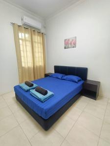 米里Miri Morsjaya HOMESTAY的一间位于客房内的蓝色床卧室