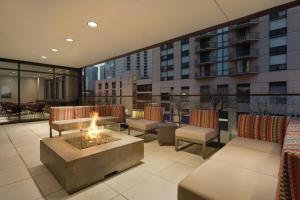 芝加哥Home2 Suites By Hilton Chicago River North的大楼内带火坑的阳台