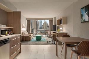 芝加哥Home2 Suites By Hilton Chicago River North的厨房和客厅,享有城市美景