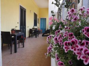托雷圣乔万尼乌Araucaria的客厅配有桌椅和鲜花