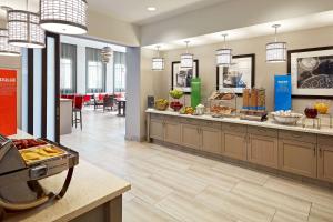 长滩加州长滩机场汉普顿酒店的自助餐厅,提供自助餐,展示食物