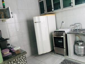 纳塔尔Pousada do Joaquimxdarc的一间带冰箱和炉灶的小厨房