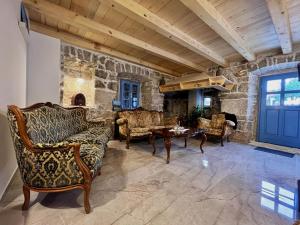 克尔克Villa Tona的客厅配有家具和石墙