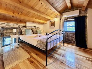 克尔克Villa Tona的一间带一张床的卧室,位于带木制天花板的房间内