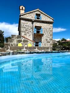 克尔克Villa Tona的一座别墅,在一座建筑前设有一个游泳池