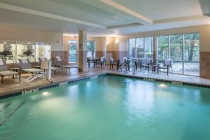 奥斯汀奥斯丁北/帕默大道万怡酒店的一座配有桌椅的酒店游泳池