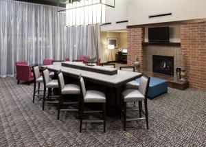 奥马哈奥马哈市中心汉普顿套房酒店的一间会议室,配有桌椅和壁炉