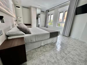 卡拉芭蒂纳Hotel El Paraíso的一间卧室设有一张大床和窗户。