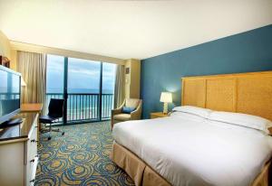 代托纳海滩代托纳比奇希尔顿酒店 的酒店客房设有一张床和一个阳台。