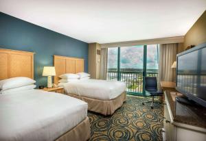 代托纳海滩代托纳比奇希尔顿酒店 的酒店客房设有两张床和一台平面电视。