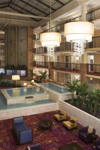 比奇伍德大使套房克利夫兰 - 比奇伍德酒店的酒店大堂设有大型游泳池、椅子和灯