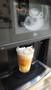 埃丹Dream Boutique Edam Bed & Coffee的咖啡坐在微波炉的架子上