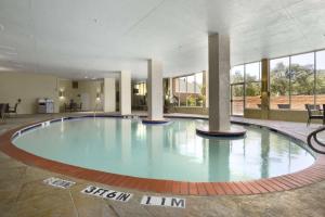 达拉斯Embassy Suites by Hilton Dallas Market Center的大型建筑中的大型游泳池