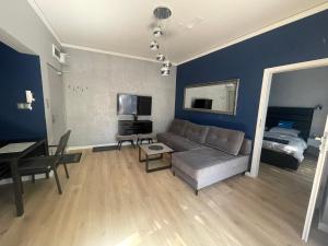 斯诺科Apartament Navy Blue z tarasem的客厅配有沙发和1张床
