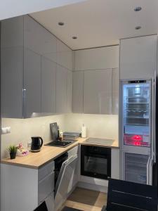 斯诺科Apartament Navy Blue z tarasem的厨房配有白色橱柜和炉灶烤箱。