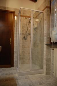 卡尔奇Casa VALGRAZIOSA的浴室里设有玻璃门淋浴