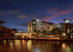 迈阿密海滩希尔顿逸林盖茨南海滩酒店的夜间在河边点燃酒店