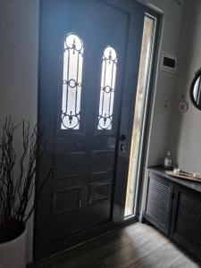 米蒂利尼Kalipso home的一间设有两个窗户的黑色门