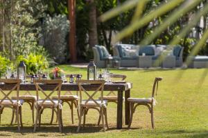 基韦斯特基韦斯特/基斯系列希尔顿花园酒店的草木桌子和椅子