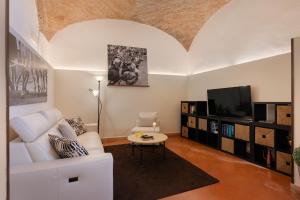 蒙特罗尼德阿尔比亚Hotel Ristorante Borgo Antico的客厅配有白色沙发和电视