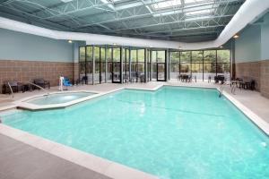 亚特兰大Embassy Suites by Hilton Atlanta Perimeter Center的一座大型游泳池,位于一座带大型游泳池的建筑内