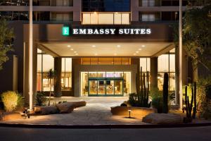 凤凰城Embassy Suites by Hilton Phoenix Downtown North的一座带有标志的建筑,上面有读大使馆套房的标志