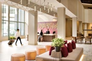 凤凰城Embassy Suites by Hilton Phoenix Downtown North的带沙发和凳子的大堂以及酒吧