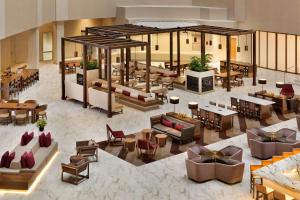 凤凰城Embassy Suites by Hilton Phoenix Downtown North的享有带沙发和桌子的餐厅的顶部景色